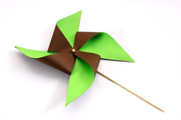 two-colored-paper-pinwheel-craft-for-kids_nfy.jpg