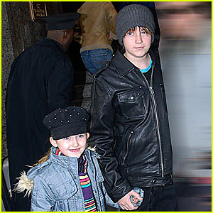 http://images.hellokids.com/_uploads/membres/articles/20090626/6ybys_miley-cyrus-siblings.jpg