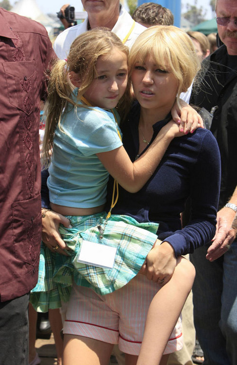http://images.hellokids.com/_uploads/membres/articles/20090626/7wh4m_miley-cyrus-hannah-7158-5.jpg