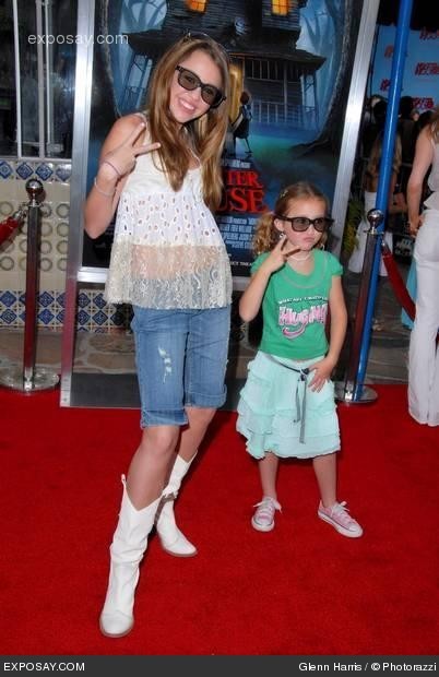 http://images.hellokids.com/_uploads/membres/articles/20090626/hdcbk_noah-cyrus-monster-house-los-angeles-premiere-j4OT2N.jpg