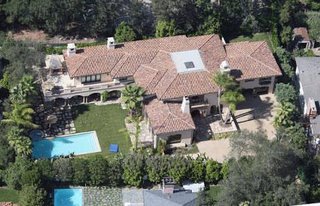 http://images.hellokids.com/_uploads/membres/articles/20090626/jy54a_miley-cyrus-house-de.jpg