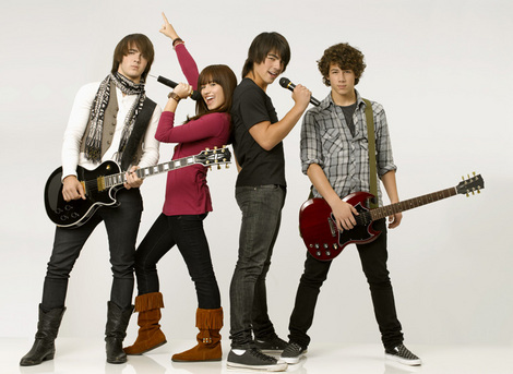 http://images.hellokids.com/_uploads/membres/articles/20090626/talsb_camp_rock_cast.jpg