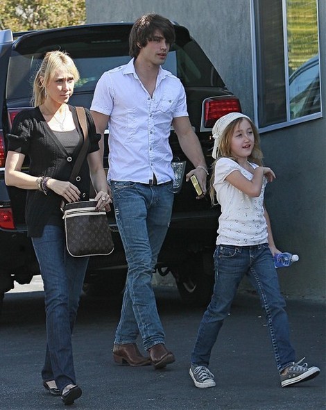 http://images.hellokids.com/_uploads/membres/articles/20090626/uhg9w_Justin+Gaston+Cyrus+Family+Out+Church+zwE7VneGhQul.jpg