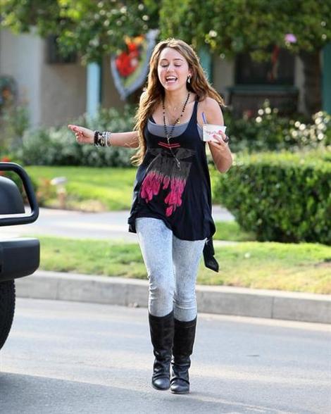 http://images.hellokids.com/_uploads/membres/articles/20090626/vf6va_Miley_Cyrus_and_4f8b.jpg