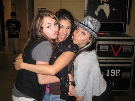http://images.hellokids.com/_uploads/membres/articles/20090626/vhx3p_Miley_Cyrus._2.jpg