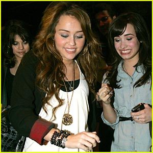 http://images.hellokids.com/_uploads/membres/articles/20090627/cuhzr_miley-selena-demi-koi-restaurant.jpg