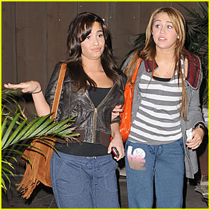 http://images.hellokids.com/_uploads/membres/articles/20090627/djh9d_miley-cyrus-demi-lovato-mos-restaurant.jpg