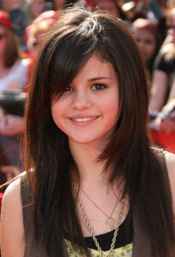 http://images.hellokids.com/_uploads/membres/articles/20090627/hnbtu_selena-gomez.jpg