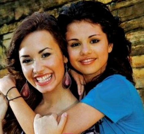 http://images.hellokids.com/_uploads/membres/articles/20090627/lfuat_Demi_Lovato_with_Selena_G_48d4219d32c4a.jpg