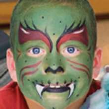 Pintura facial de monstro verde para crianças