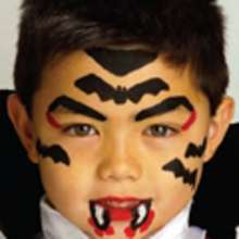Pintura facial com caneta de VAMPIRO do DIA DAS BRUXAS para meninos